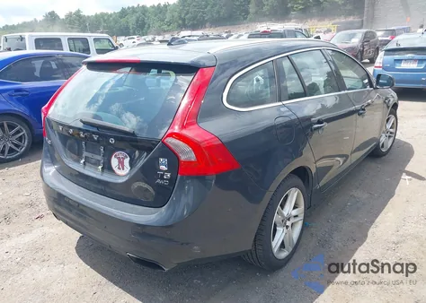 2015 Volvo V60 T5 Premier z USA, uszkodzony, nr VIN YV1612SK2F1264495